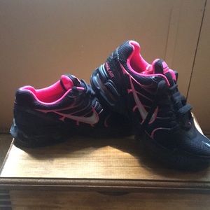 new black and hot pink women’s nikes air size 6.5